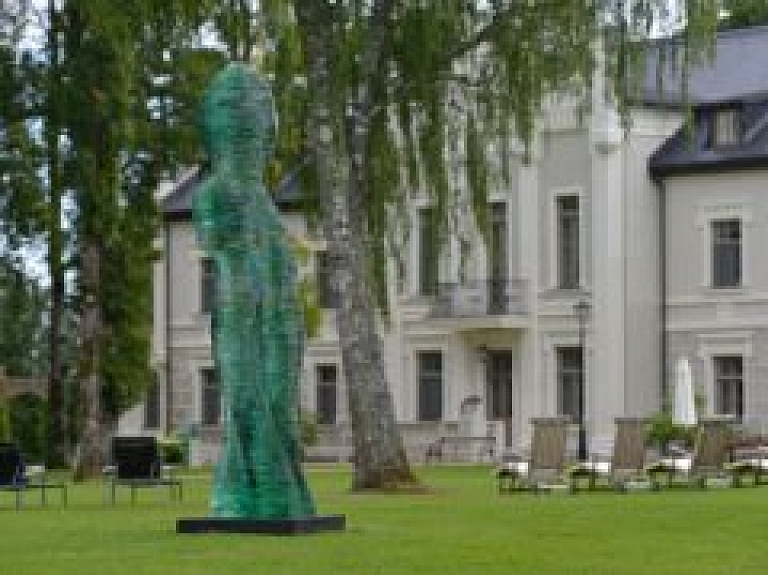 Rūmenes Muižas parkā atklās stikla skulptūru izstādi (galerija)