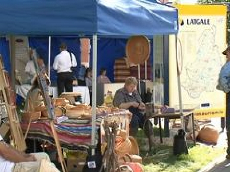 Rēzeknē viesojas Tematisko ciemu tirgus (video)