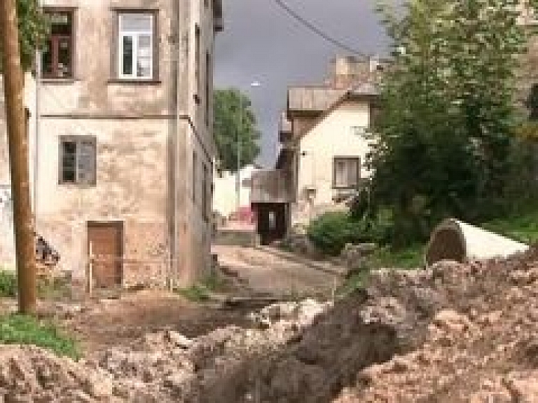 Talsu ezera apkārtni nevarēs sakārtot tik drīz kā cerēts (video)