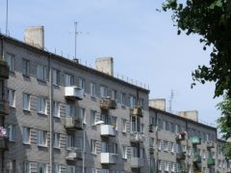 Bauskā siltinās divus daudzdzīvokļu namus