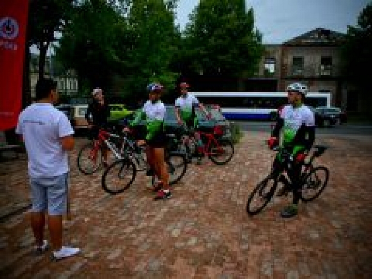 Lepers un Teterovskis apceļo vēsturiskas velo vietas Rīgā (galerija/video)