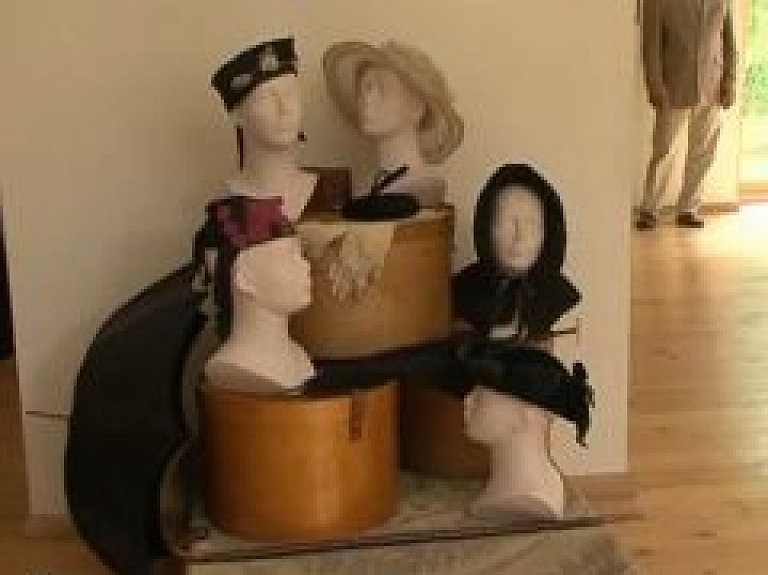 Talsu novada muzejā skatāma Benito Grošus kolekcija (video)