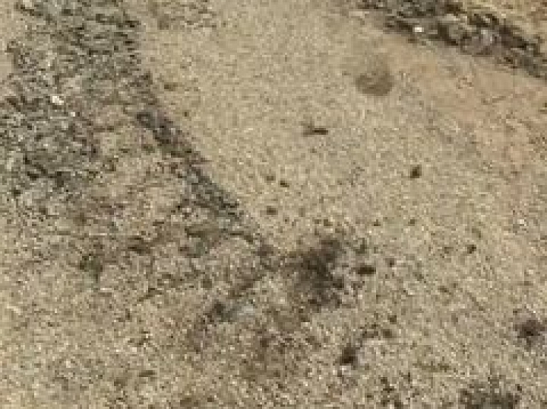 Ceļa posmā Gaigalava -Degumnieki sabojāts segums (video)