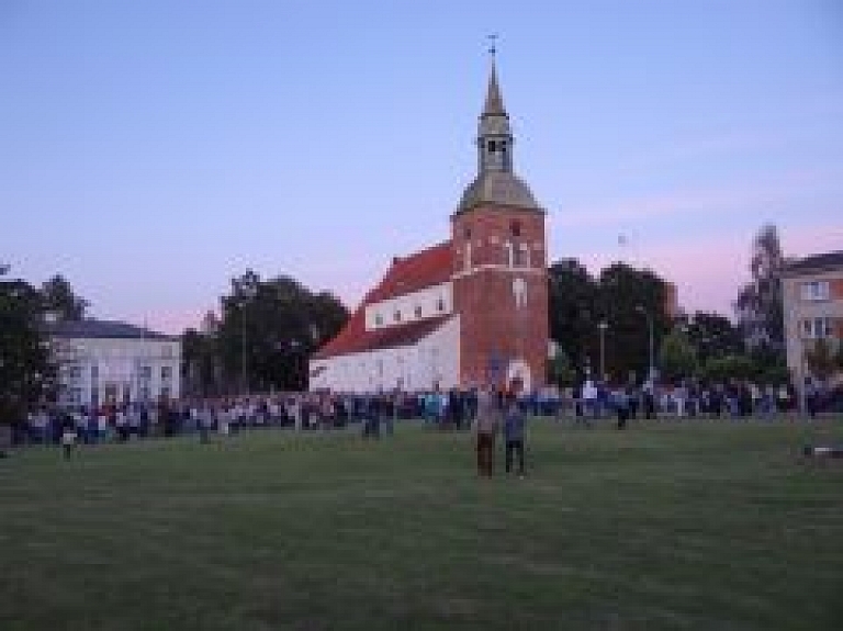 Tūkstošiem valmieriešu ar ovācijām sagaida BMX komandu (galerija/video) - papildināts