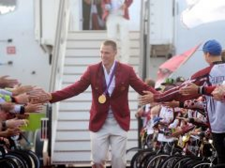 Rīgā sagaida Olimpiskos medaļniekus (video)