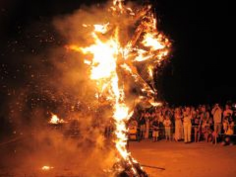 Liepājā jūras krastā aizdedzinās kinētisku uguns skulptūru