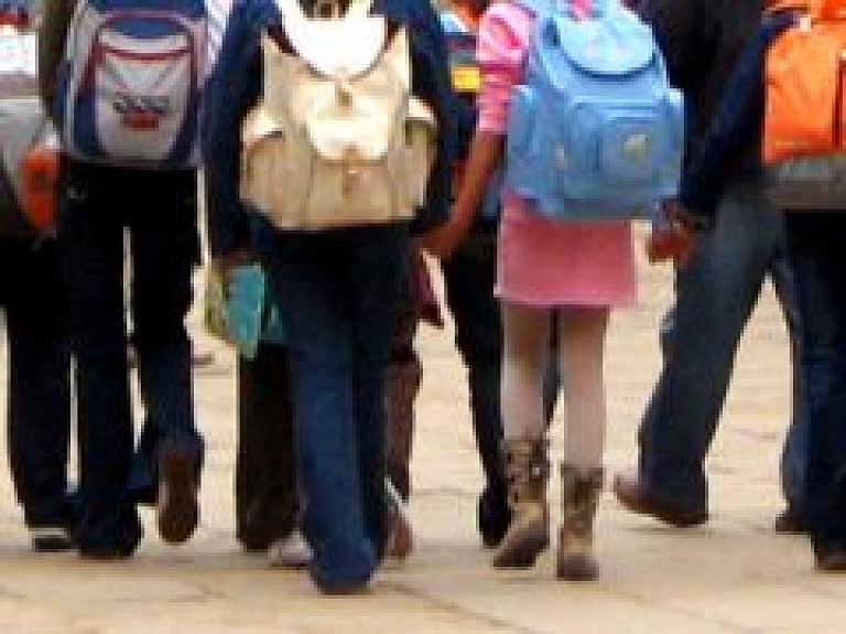 Ogres bērni saņem skolas somas