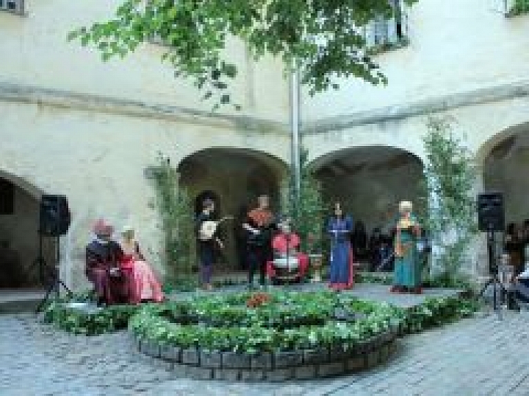 Ar lielgabala šāvienu atklās Viduslaiku svētkus Jaunpilī (galerija)