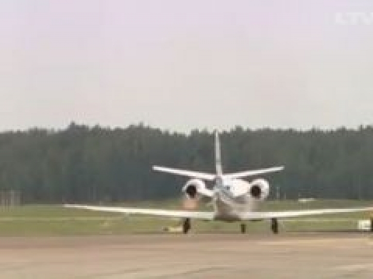 Uz Rīgu daudzi dodas arī ar privātām lidmašīnām (video)