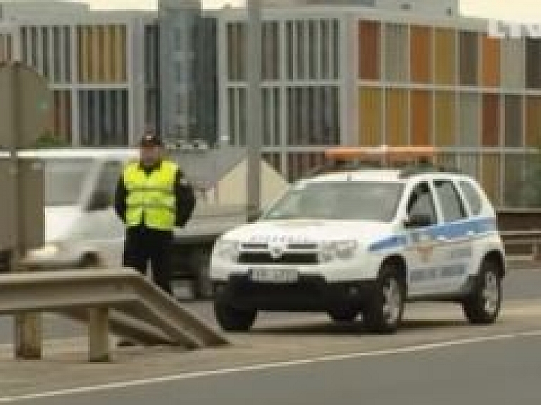 Lems vai uz Vanšu tilta saglabāt fizisko apsardzi (video)