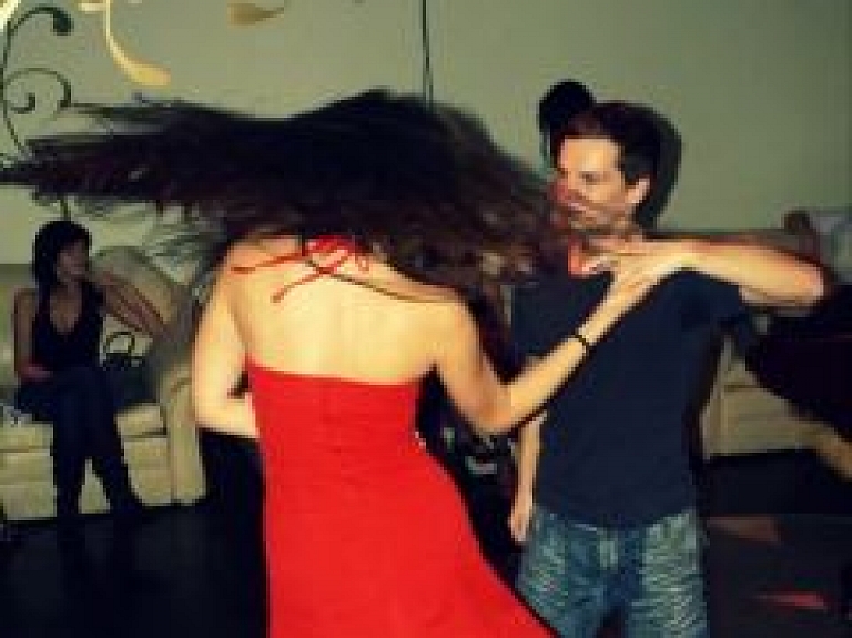 Arvien vairāk rīdzinieku enerģiju gūst apmeklējot salsas vakarus