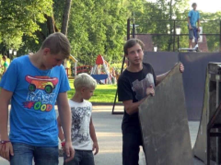 Uz skeitparku ar zāģi un urbi (video)