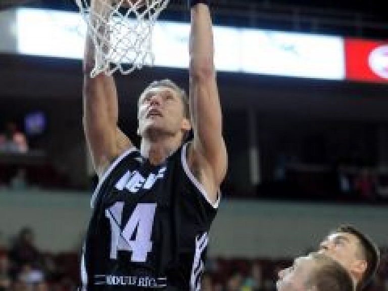 Kaspars Bērziņš turpinās spēlēt "VEF Rīga"