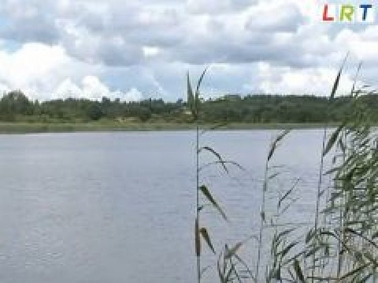 Jaunieši sakopa Viļakas ezera salu (video)