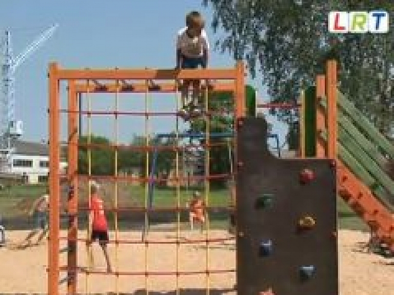 Viļānos atklāti jauni rotaļu laukumi (video)