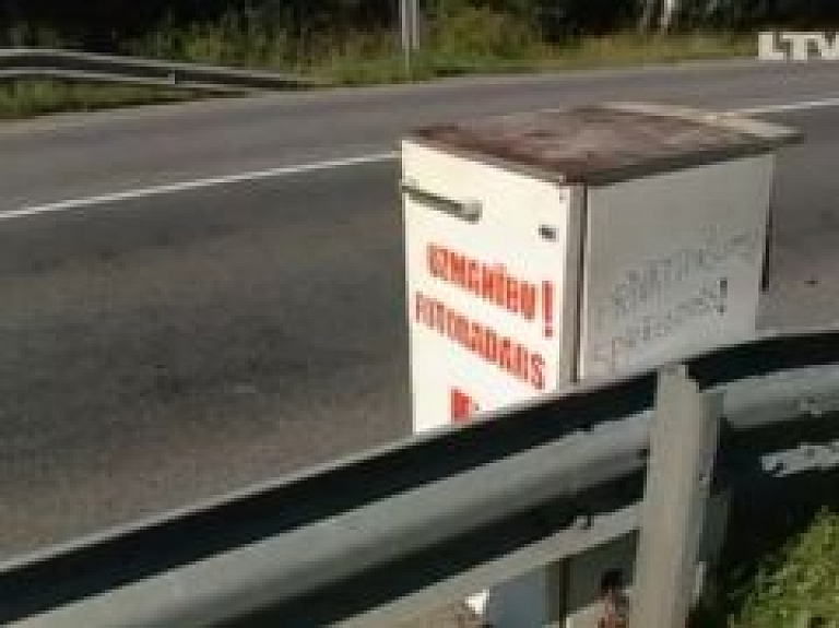 Netālu no Bikstiem ātrumpārkāpējus "ķer" ar vecu ledusskapi (video)