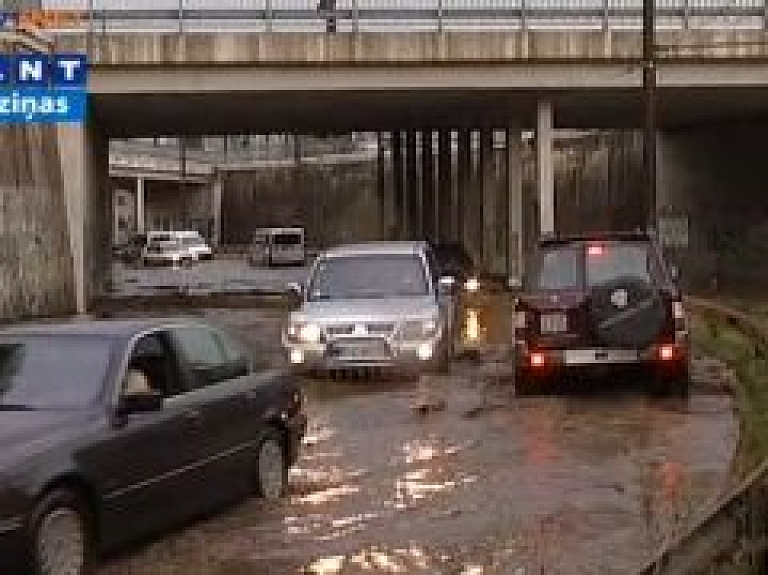 Rīgas ielas pludo pēc stiprā lietus (video)