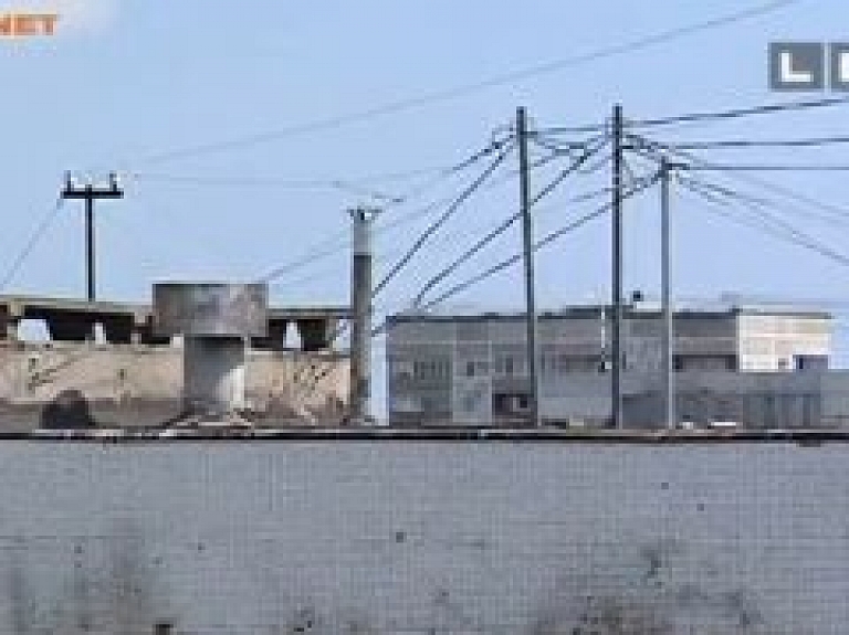 Uz Purvciema mājas jumta izveidojies "peldbaseins" (video)