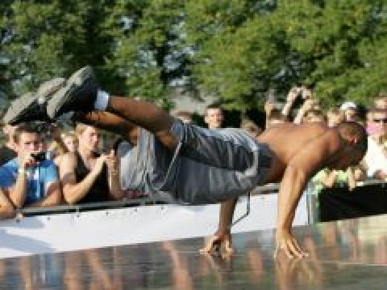 Rīgā viesosies ielu vingrotāji no Amerikas (galerija)