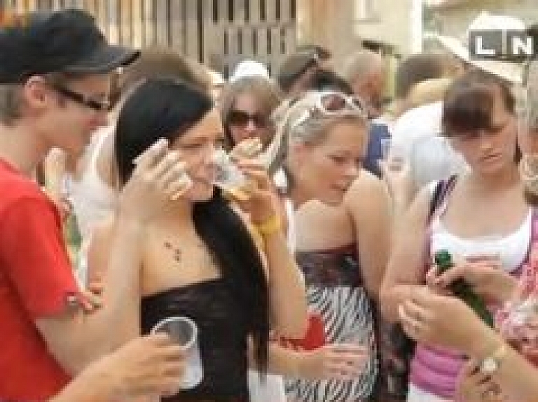 Sabilē plaši atzīmē Vīna svētkus (video)