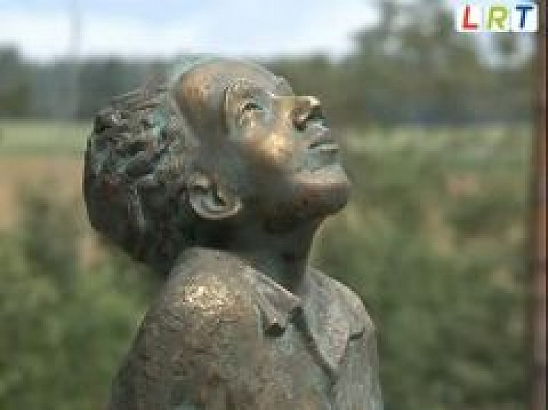 Kantinieku kapos iesvētīts piemineklis rakstniekam Jānim Klīdzējam (video)