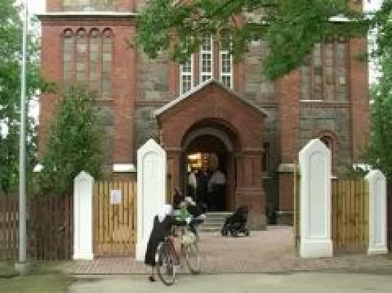 Atašienes Sāpju Dievmātes Romas katoļu baznīcai 75 gadi (video)