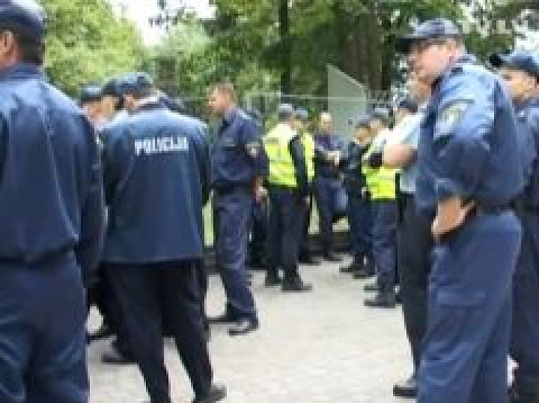 Liepājā aizturēti 16 futbola fani (video) - papildināts