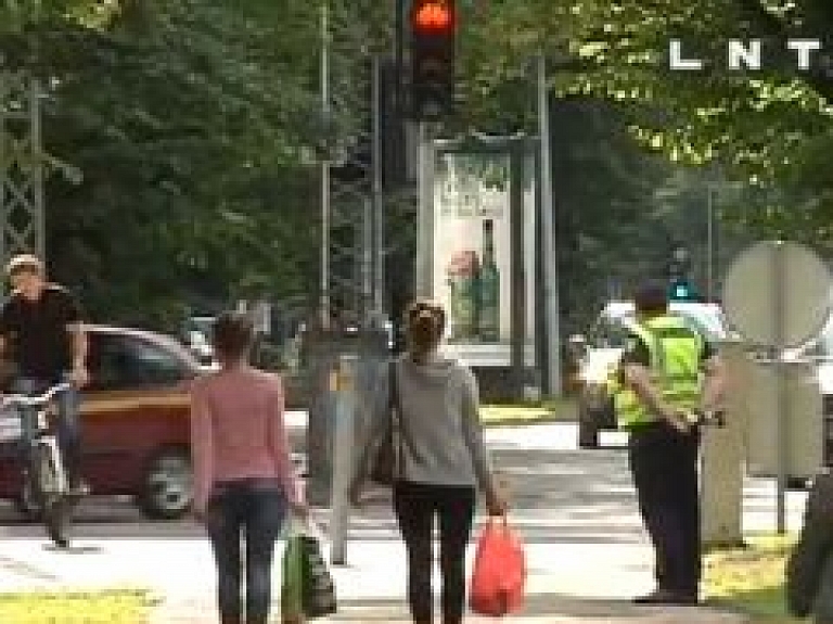 Rīgā policija brīdina negantos gājējus un velobraucējus (video) - papildināts