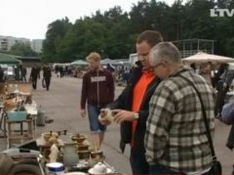 Biķernieku trasē pulcējas senlietu kolekcionāri (video)