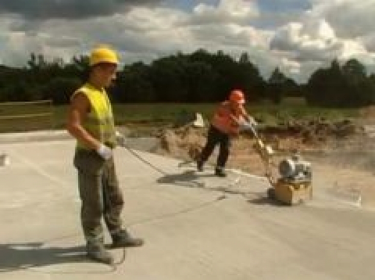 Vēlas mainīt ierasto metodi ceļa seguma lāpīšanai (video)