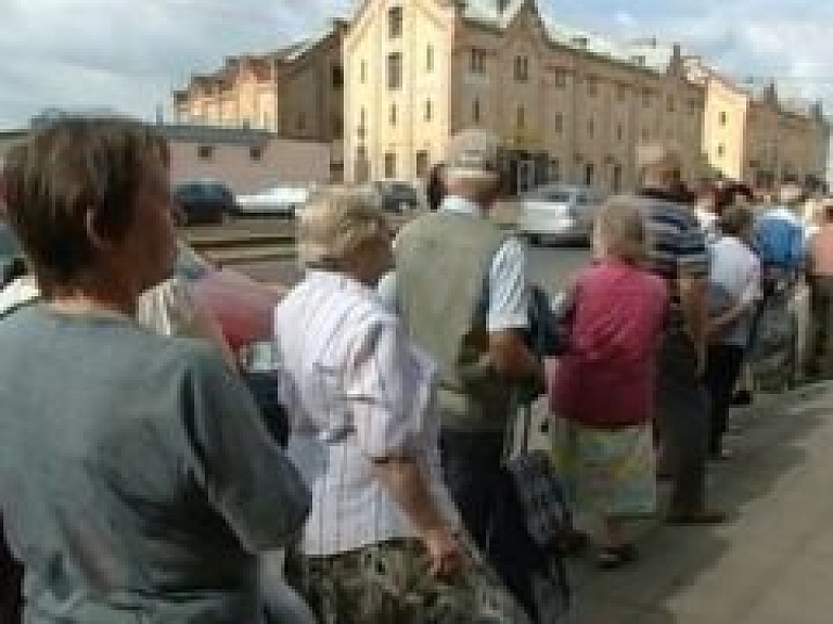 Atsāk dalīt pārtikas pakas trūcīgajiem rīdziniekiem (video)