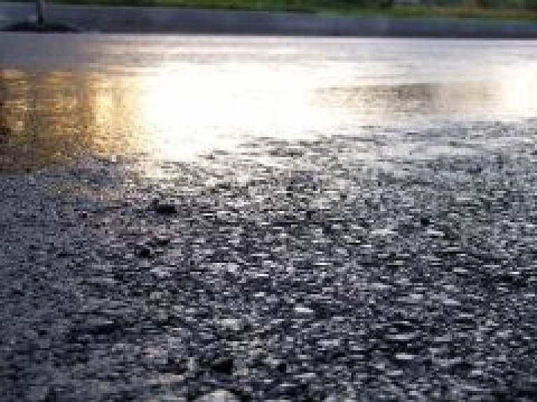 Uz šosejas Rīga - Liepāja kūst asfalts (video)