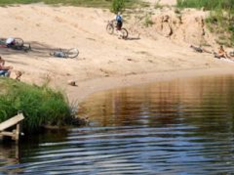 Jelgavas pilsētas pludmalē uzstādītas aizsargbojas bērniem