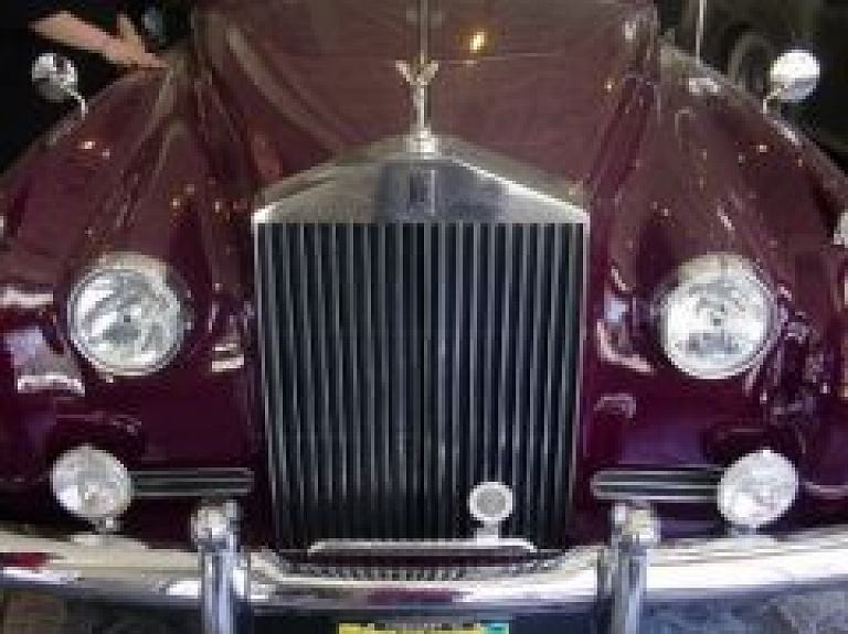 Rīgā Rātslaukumā vecie Rolls Royse (video)