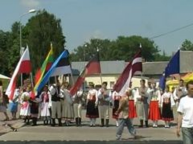 Jēkabpils pilsētas svētkos iedzīvotāji satiekas mākslā, rotaļās un mūzikā (video)