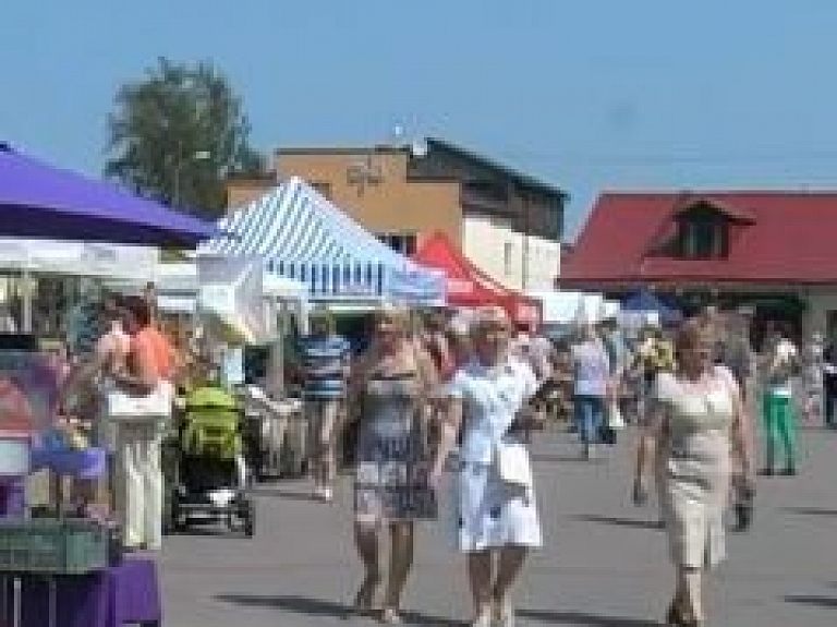 Jēkabpils pilsētas svētku apmeklētāji satiekas amatnieku tirdziņā (video)