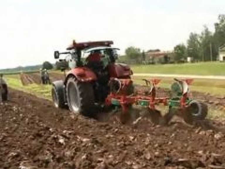 Lauksaimnieki no visas Latvijas apbrīno Stendes laukus (video)