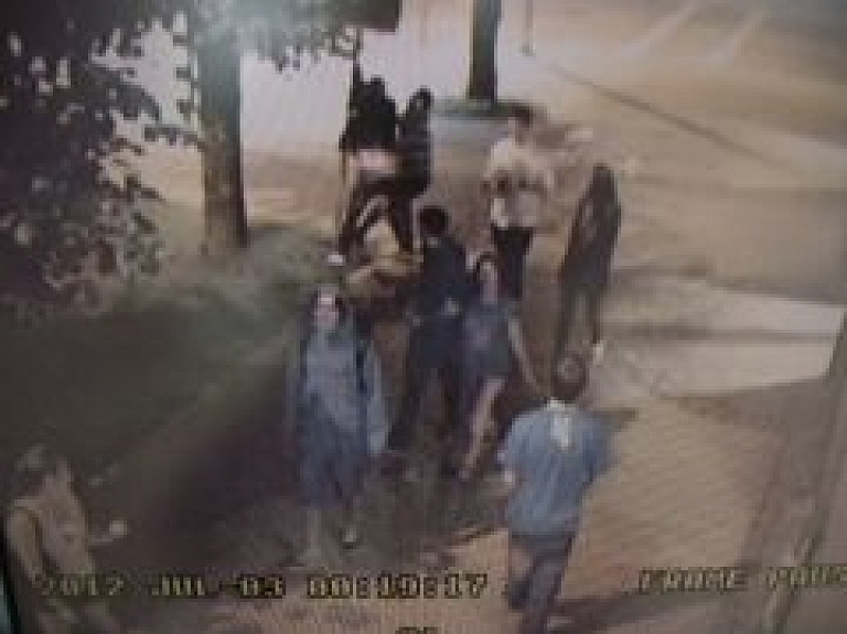 Policija lūdz atpazīt iespējamos liepu postītājus (galerija/video)