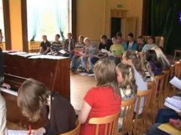 Talsu novadā Igauņu jaunieši apgūst skaistākās latviešu melodijas (video)
