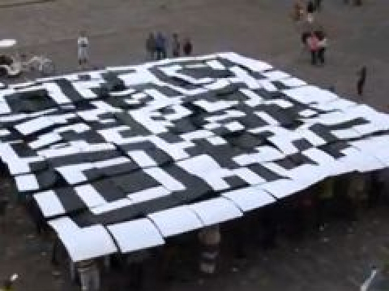 Rīgā izveido dzīvu QR kodu (video)