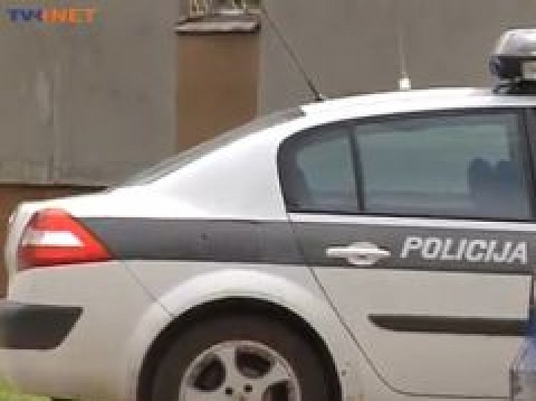 Kokneses pusē sirmgalvis nošauj audžudēlu (video)