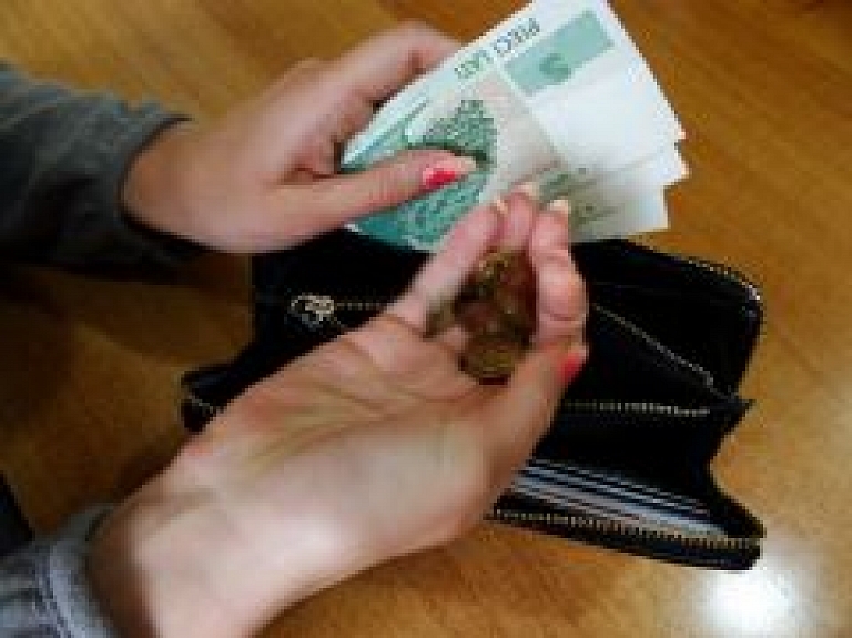 Bez darba palikušie tukumnieki maijā saņem par teju 15 latiem mazāk