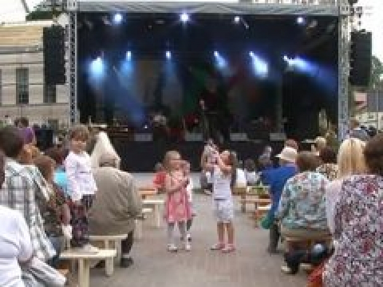 Vasaras vidus Talsos ir nosvinēts (video)