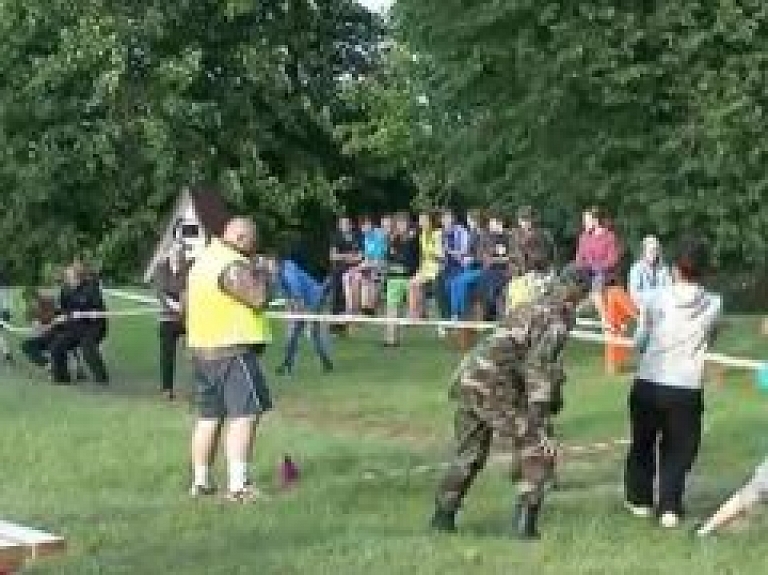 Jaunsargi parāda savus spēkus nometnē Spārē (video)