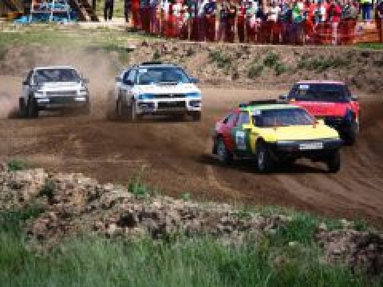 Vecpilī aizvadīts Latvijas autokrosa čempionāta trešais posms (galerija)