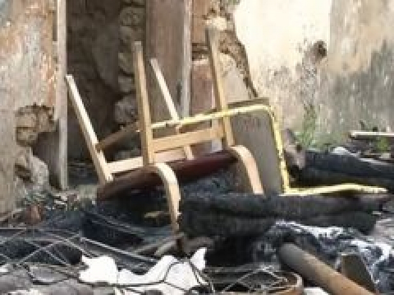 Ugunsnelaime Sabilē vairākas ģimenes atstāj bez pajumtes (video)