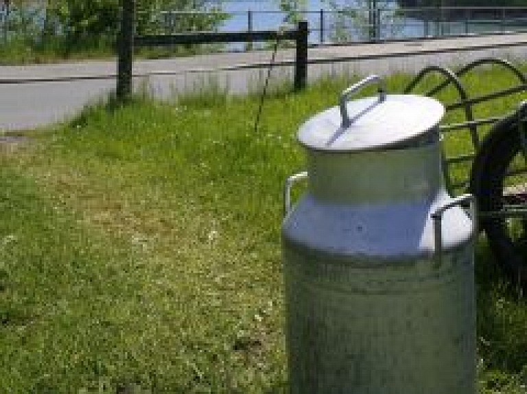 Dunavas zemniekus neapmierina piena iepirkuma cenas