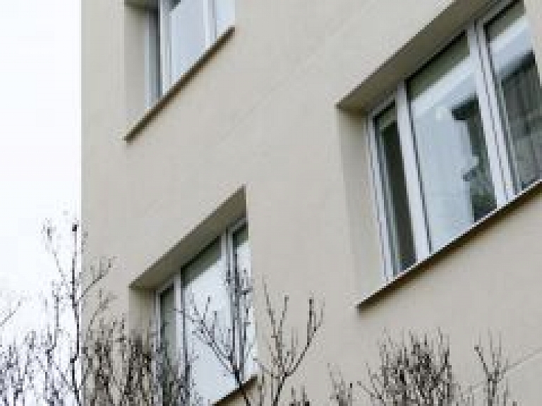 Jelgavā renovētā mājā jau pēc gada svilpo vējš