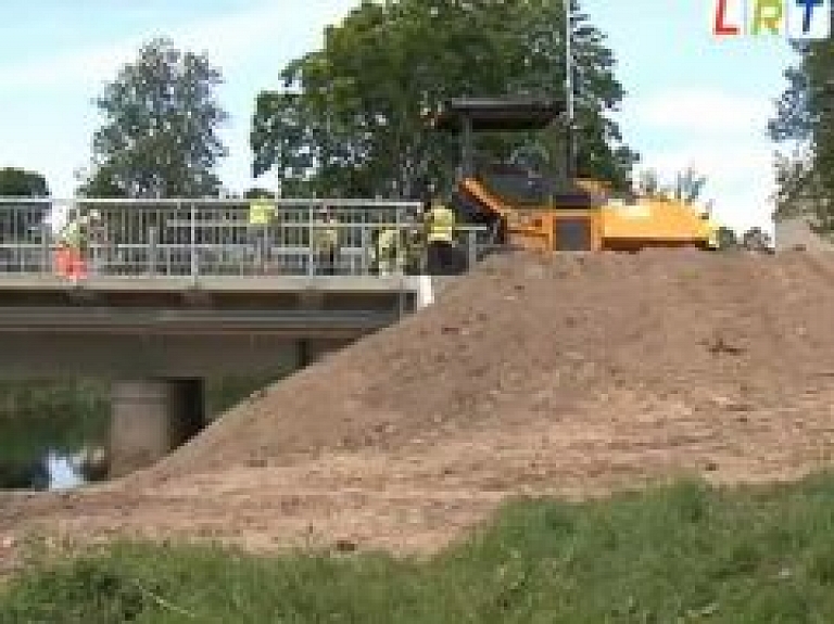 Dagdā norit pēdējie tilta rekonstrukcijas darbi (video)