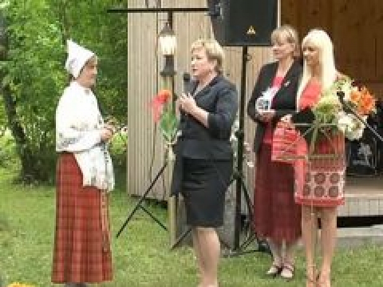 Arendolieši pulcējas pie atmiņu ugunskura (video)